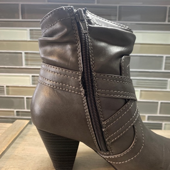 Maurice Fashions Gray Wrapped Buckle Ankle Bootie Boots Woman's Shoe Size 6 - Picture 12 of 12